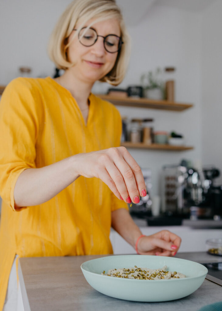 Stefanie Dellinger bei einer Ayurveda-Beratung