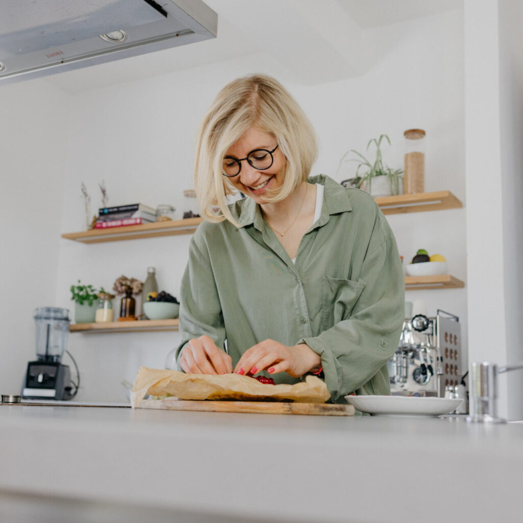 Stefanie Dellinger mit frischen Zutaten in der Küche